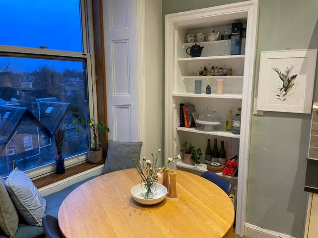 Bright Double bedroom in 2 bed Bruntsfield flat Main Photo