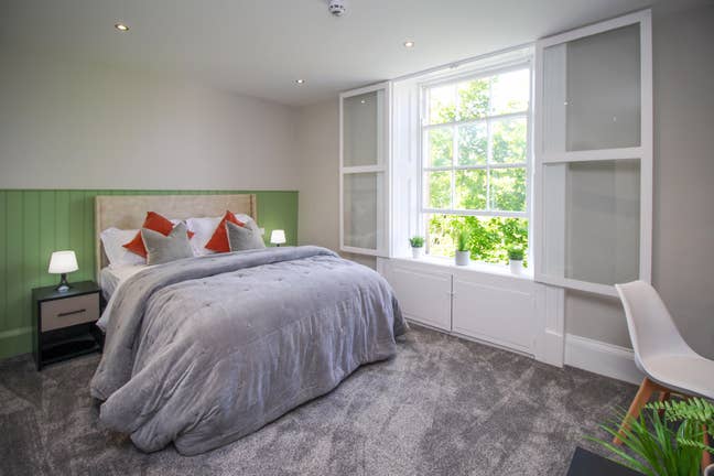 Double En-suite Room next to Trinity Square Main Photo