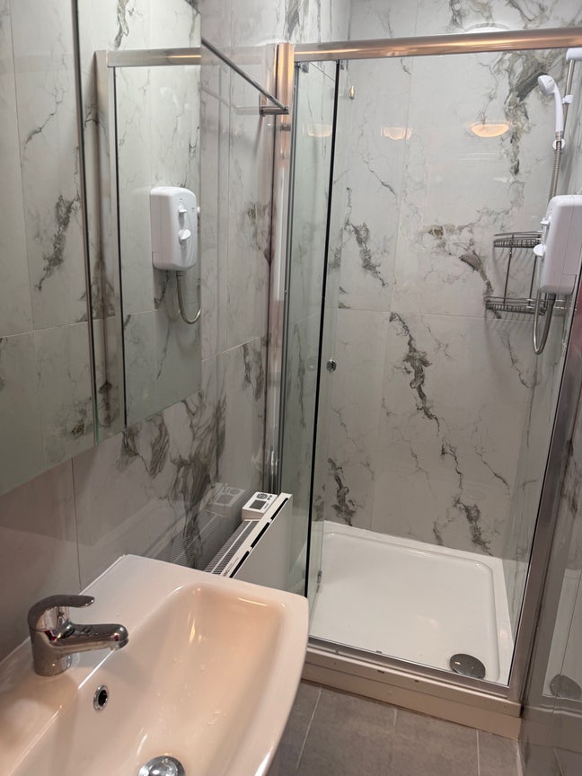 One double room en-suite furnished Main Photo