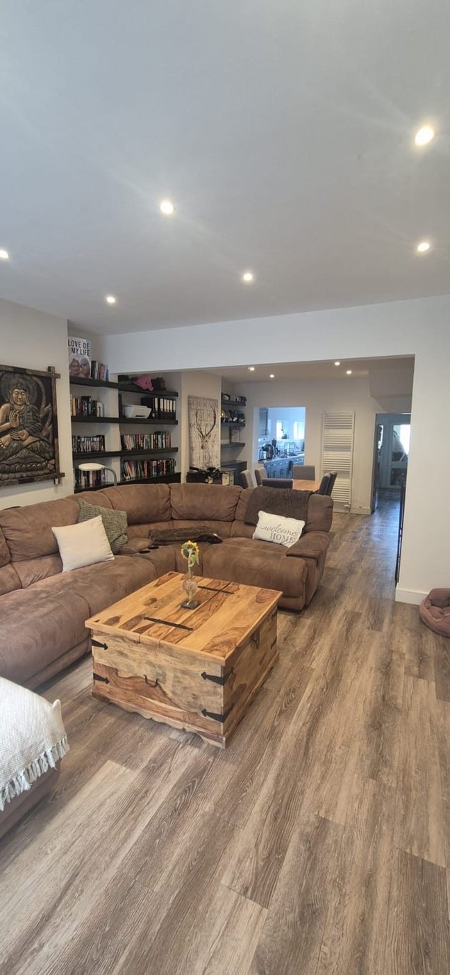 Spacious double room in a modern house Main Photo