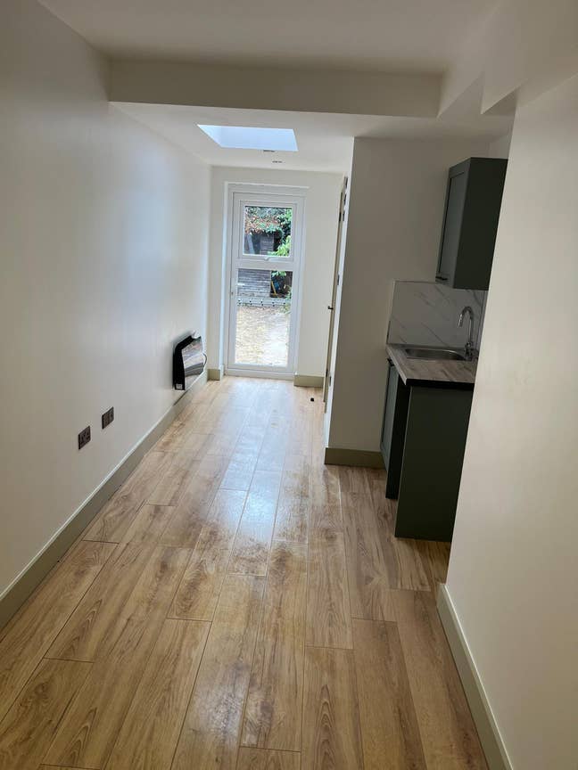 Pleasant Studio Room Available - Darwin Drive, UB1 Main Photo