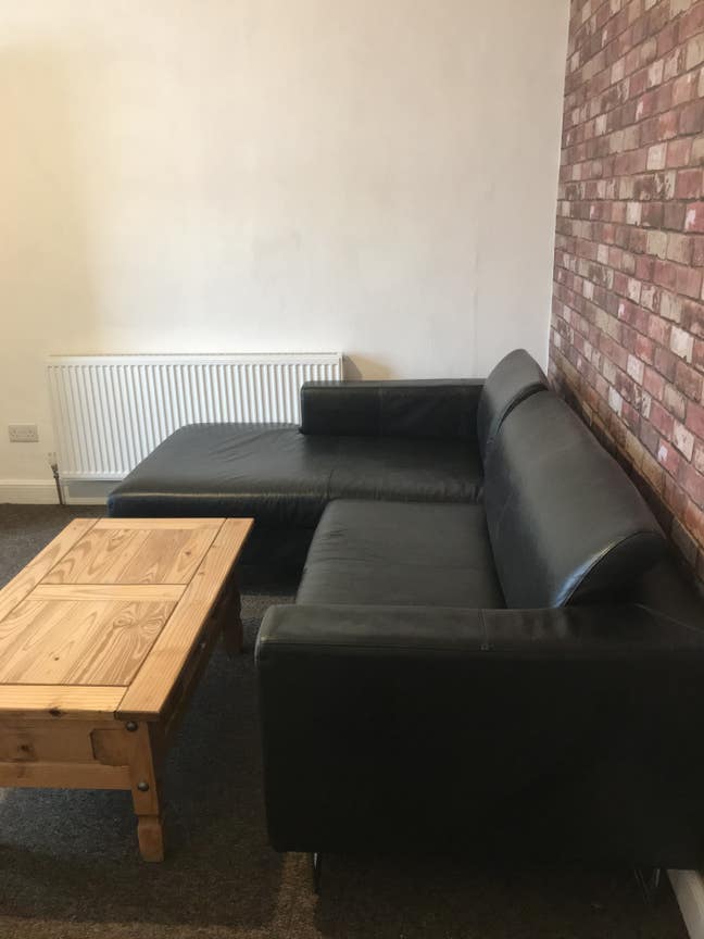 Spacious 1st floor flat. 10 mins walk to centre Main Photo