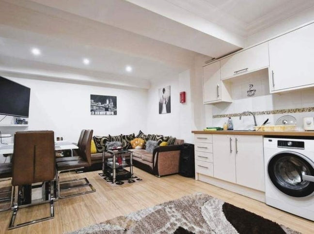 3-bed flat available in E7 Main Photo