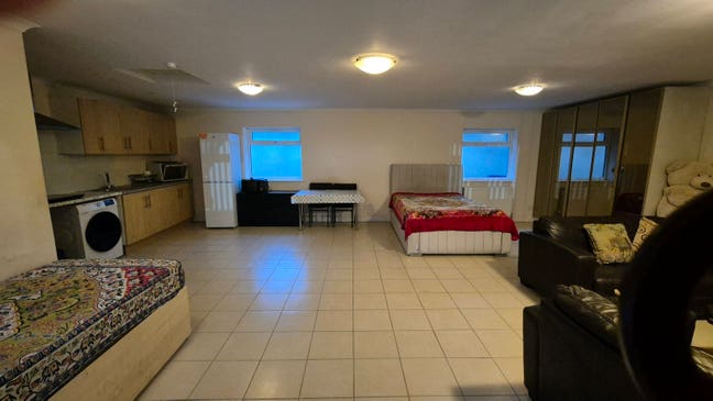 Huge Studio flat in Cranford, fully furnished!  Main Photo