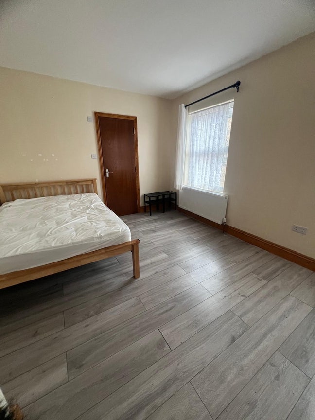 Large ensuite room in Alexandra Palace  Main Photo