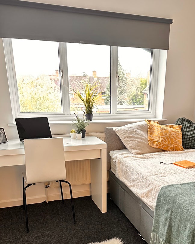 Stunning Double En-suite Room Soon Available!  Main Photo