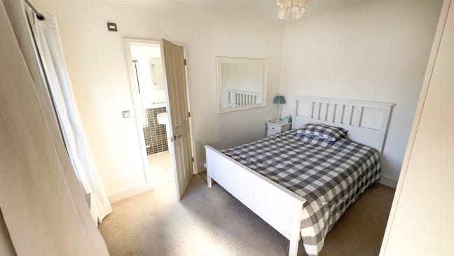 Sunny Double Bedroom with en-suite and parking Main Photo