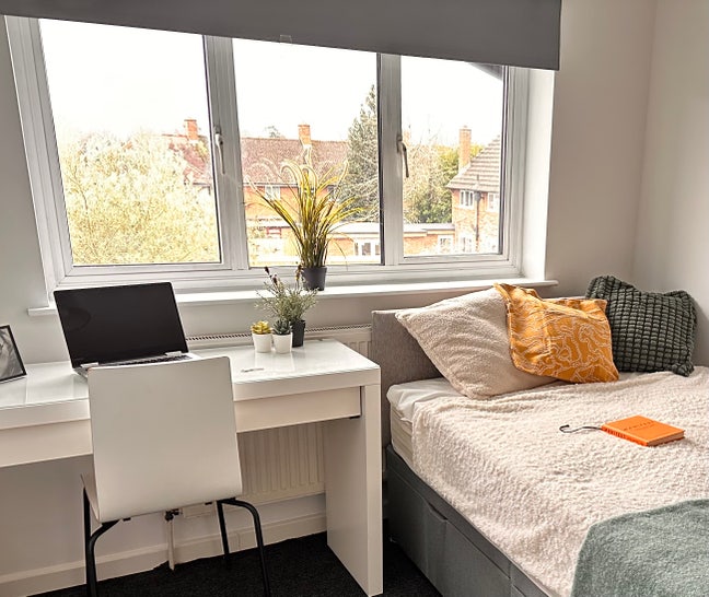 Stunning Double En-suite Room Soon Available!  Main Photo