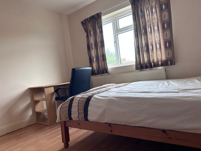 A Spacious Furnished Double Room in Hayes Main Photo