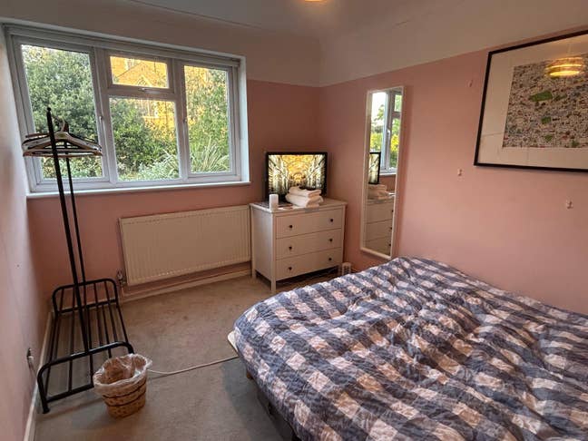 Double bedroom + private office in large garden Main Photo