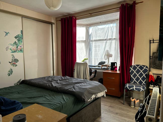 Master Bedroom Ensuite in 3-bed House Main Photo