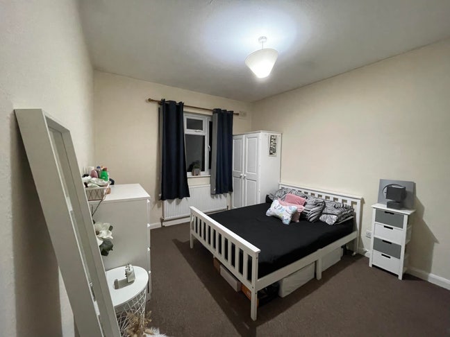 Spacious Double bedroom Main Photo