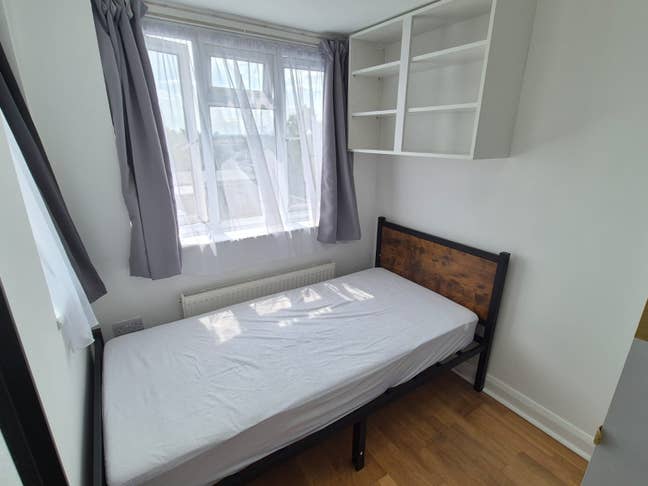 Freshly redecorated single room Main Photo