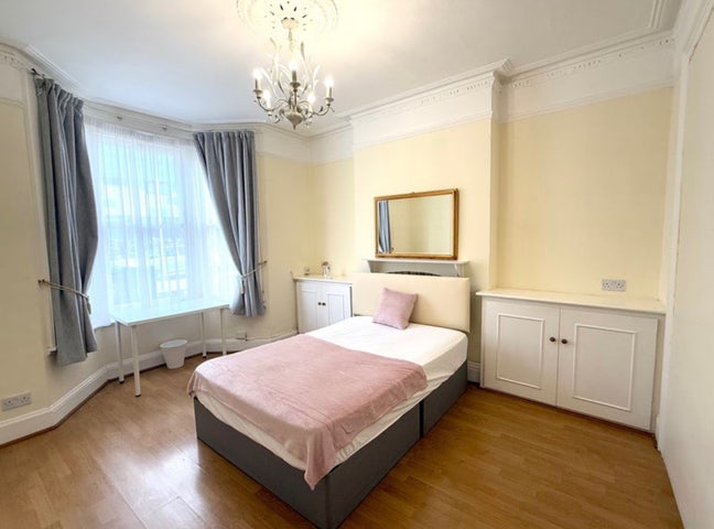 Bright room located in Willesden Green - Zone 2 Main Photo