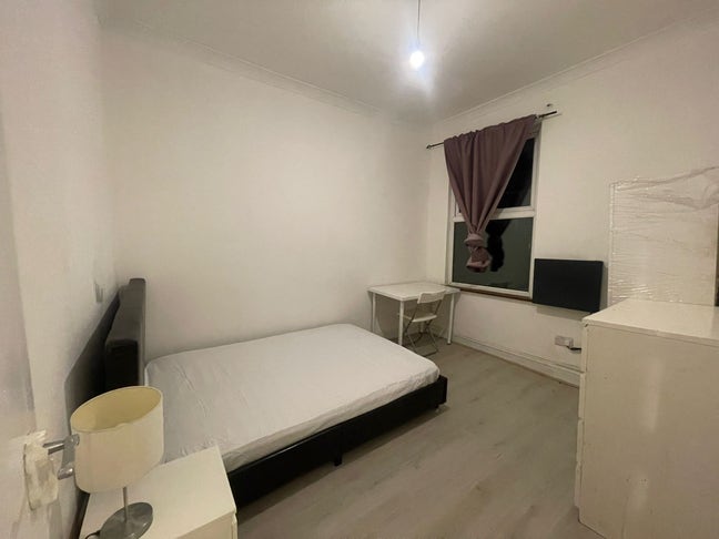 Newly Refurbished Flat Near Stratford  Main Photo