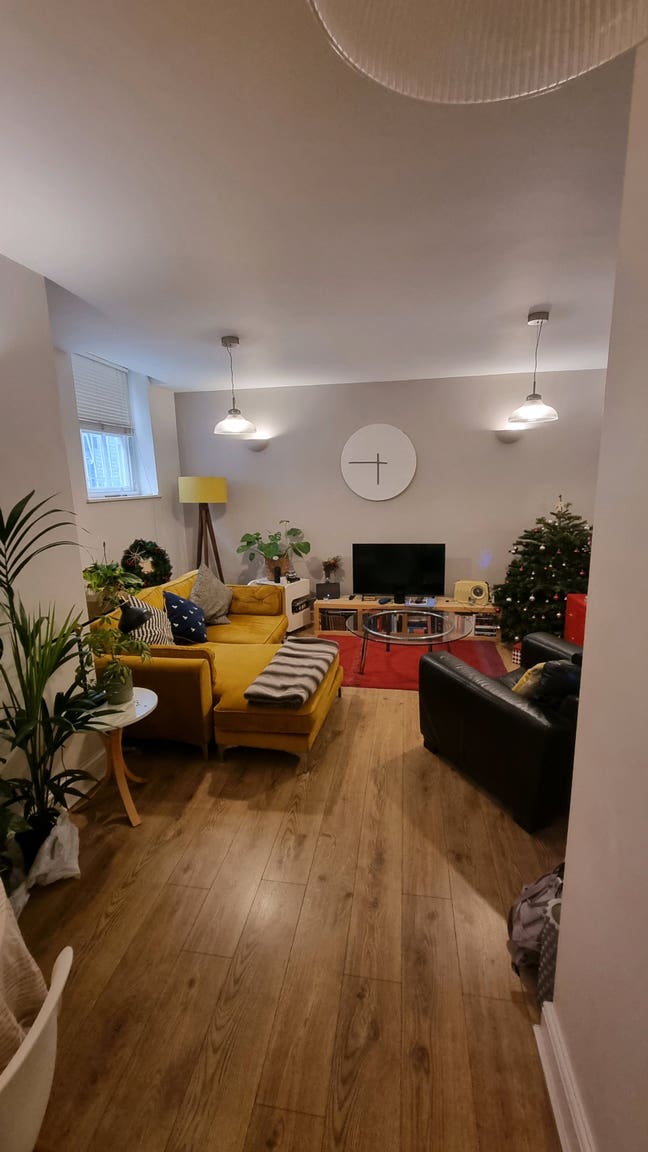 Small Double; Highbury & Islington Main Photo