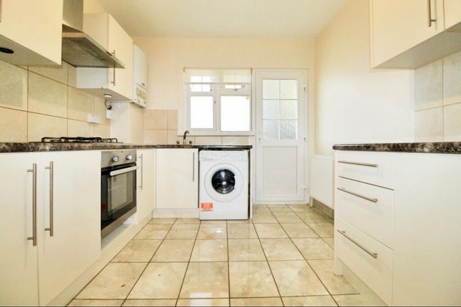 Furnished Double Room at Rayners Lane - HA2 Main Photo