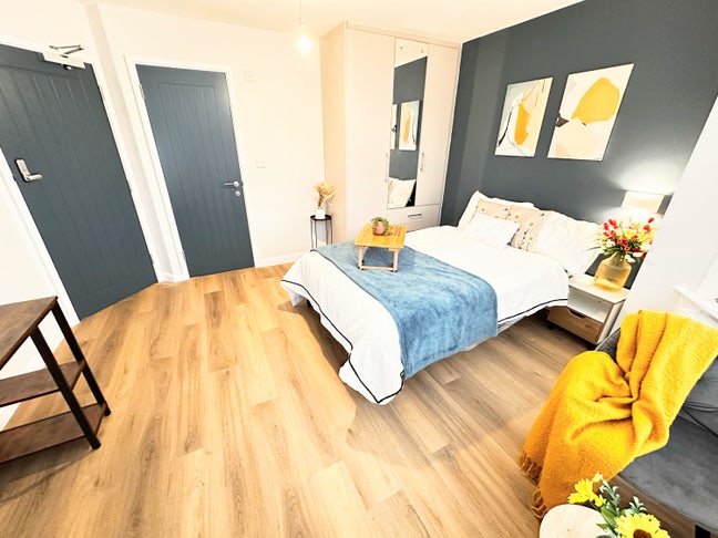  Brand New  Professional Hmo Near All Amenities. Main Photo