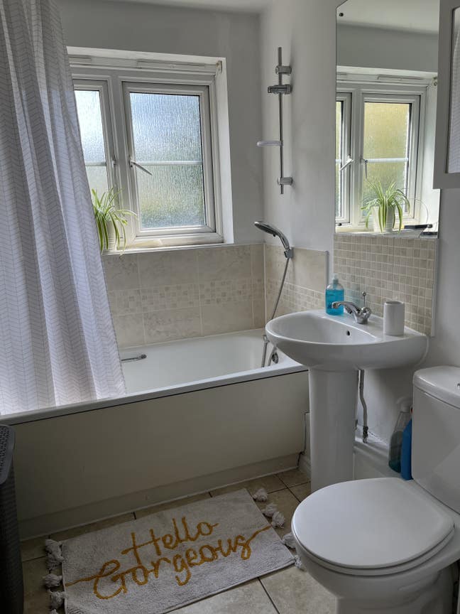 Good size Double room and Bathroom Main Photo