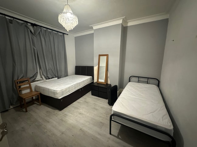 Very Large double room- ROMFORD- bills included Main Photo