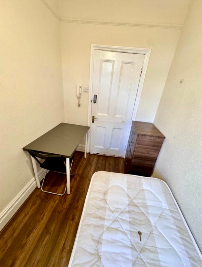 2 Room Next to Station+20 Minute to Central London Main Photo