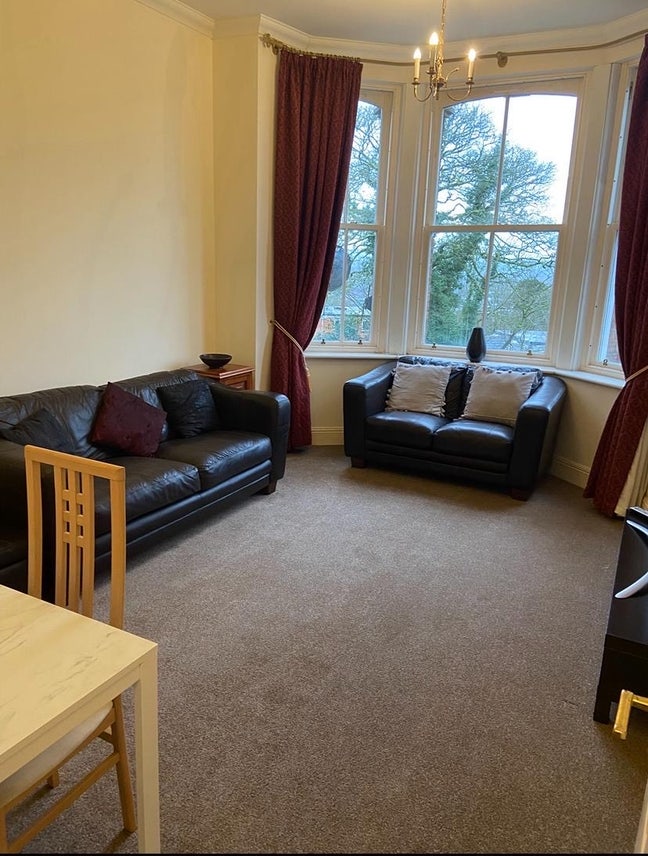 Double room in big flat with security and gates Main Photo