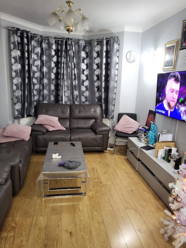  One king size bedroom and four double bedrooms Main Photo