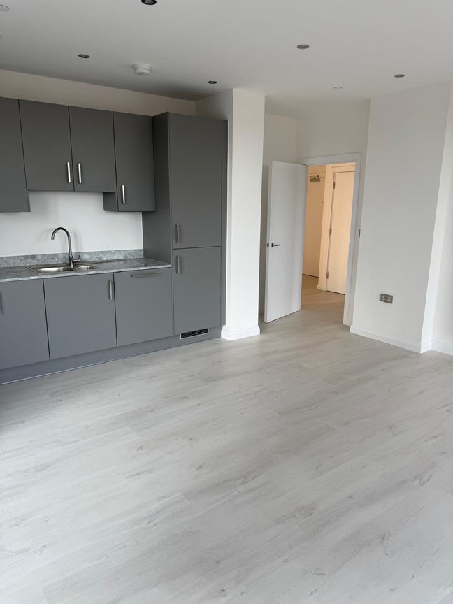 Bedroom and Bathroom for rent in 2bd 2ba Flat Main Photo