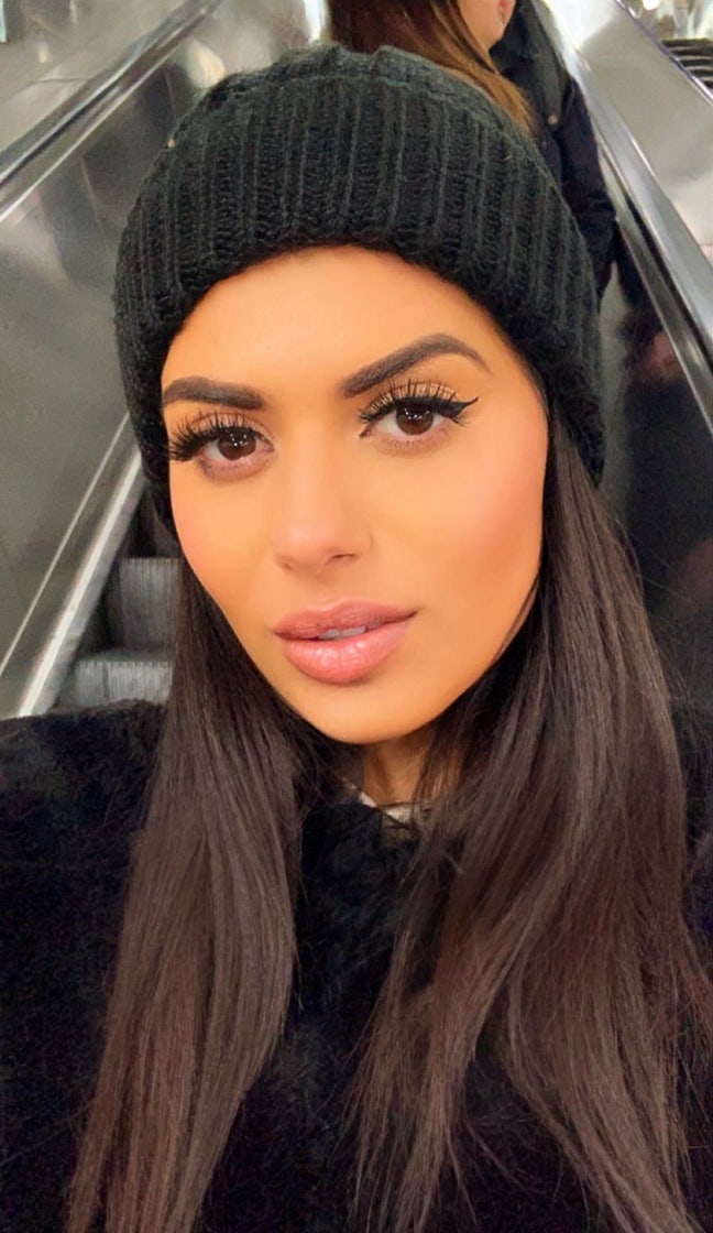 Professional female seeking double room  Main Photo