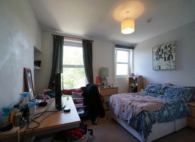 Spacious furnished room available Main Photo