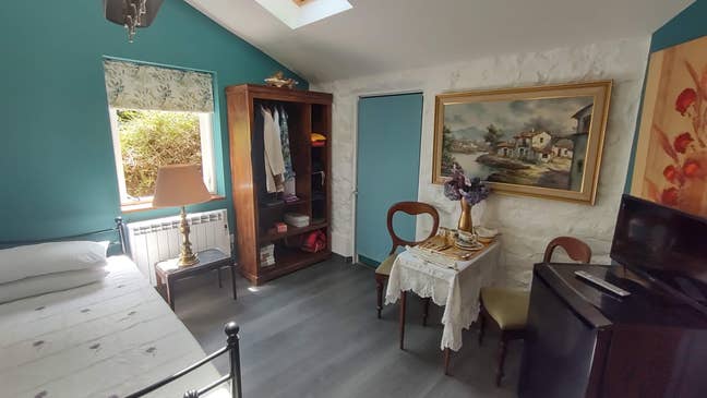 Room in country cottage Main Photo