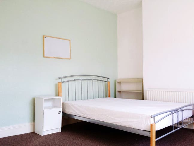 Bright double room, clean, all female house Main Photo