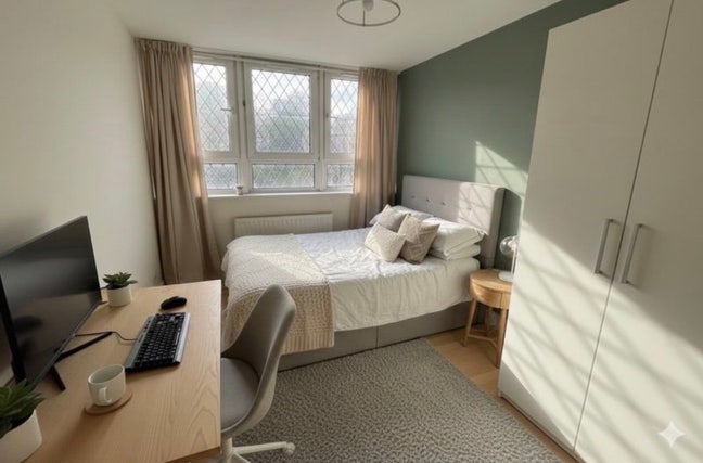 3 Top Rooms - 5min to DLR - Friendly Area! Main Photo