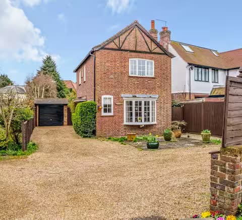 10 min walk from Woking Town Centre Main Photo