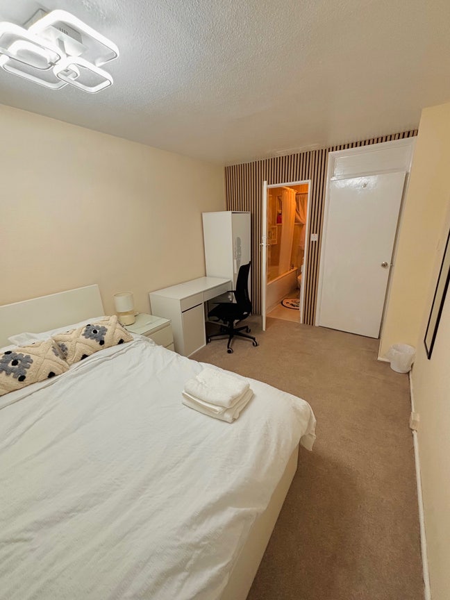 Newly refurbished house in Harborn Main Photo