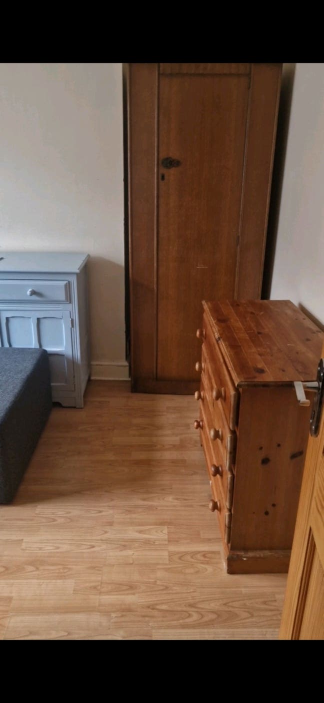 Large Bright Sunny Room  Main Photo