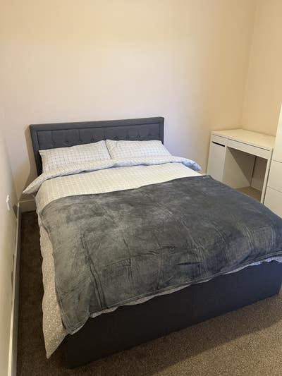 One large double bed room Main Photo