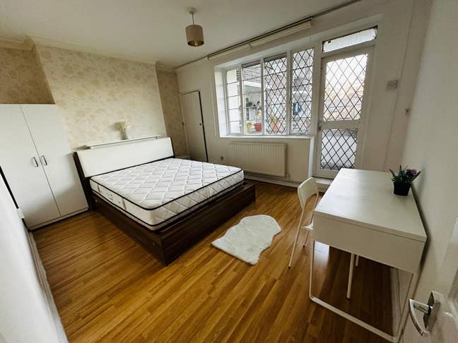 Amazing Victoria Park 🌳 Move to Best Area Main Photo