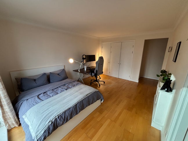 Spacious Ensuite Room w/ Balcony by Tower Hill Main Photo