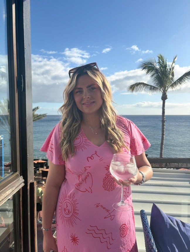 I am a professional female aged 24. I am look... Main Photo