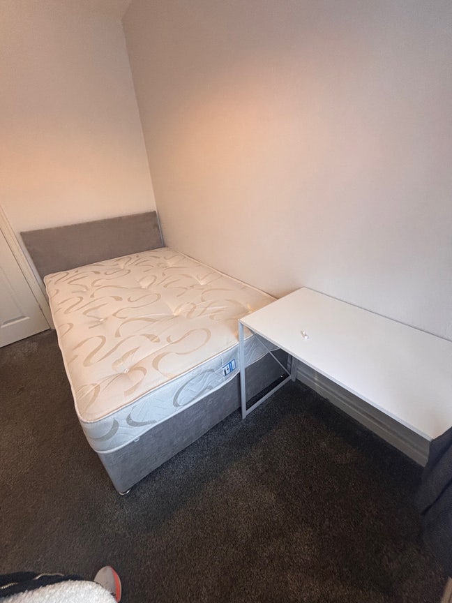 Sunny, refurbished double room, &pound;480inc bills  Main Photo
