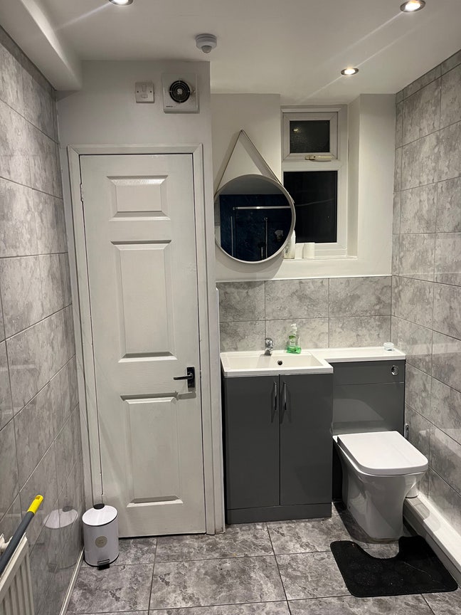 Double room available, bills included.  Main Photo