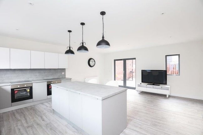 Ensuite room modern furnished feb start bills inc Main Photo