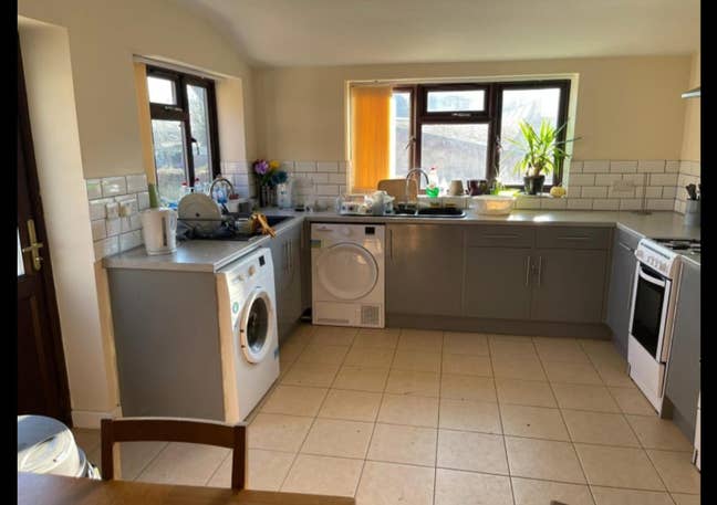 Spacious double room available in Cowley Main Photo