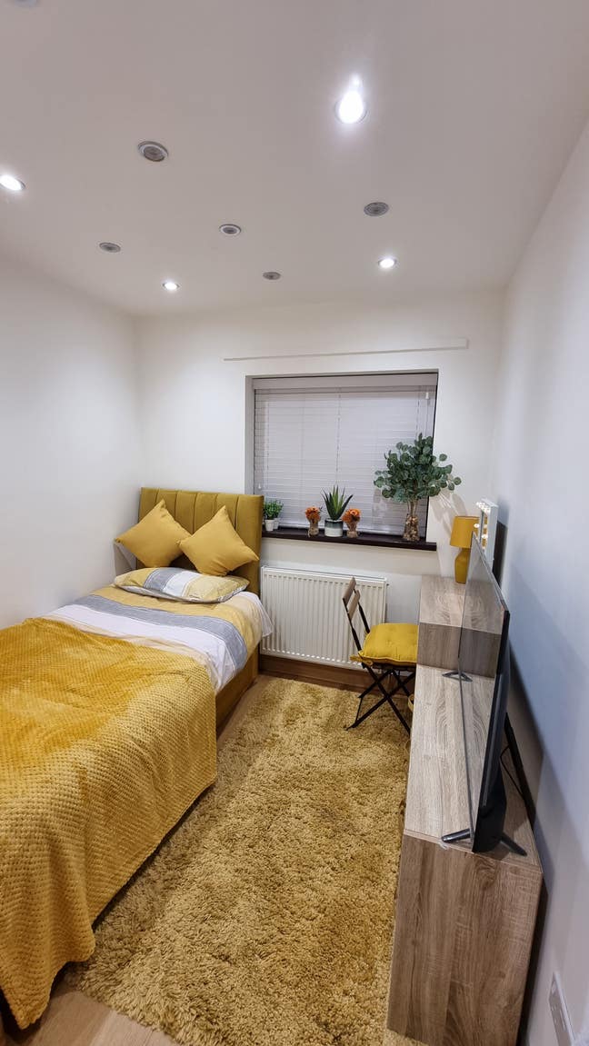 Lovely cosy room with smart tv for a lady Main Photo