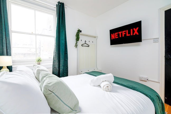 Beautiful Double Room in Modern Flat  Main Photo