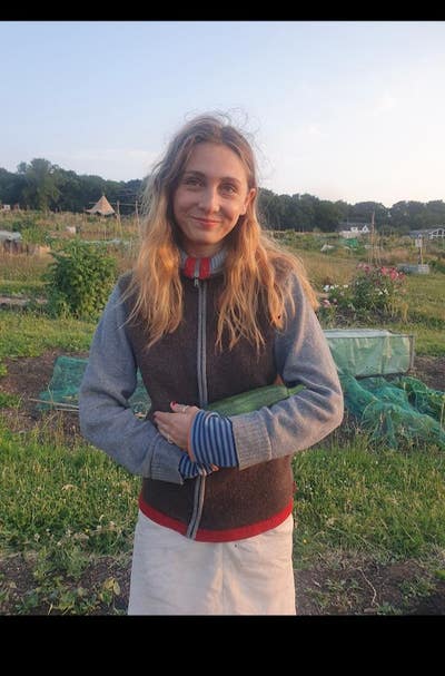 Friendly 24yr old after a double room  Main Photo