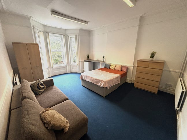 🛏️✨ 3 Double Rooms Available– Winton/ Charminster Main Photo