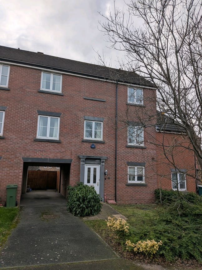 All Inclusive 3 Storey Share with Parking Main Photo