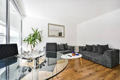 Bright Double Room with Balcony Stratford Main Photo